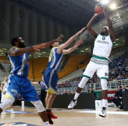 Olympiacos y Panathinaikos no ceden en su particular duelo
