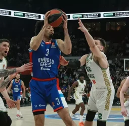 Ocho victorias consecutivas la dan el premio del playoff al Anadolu Efes, 87-77