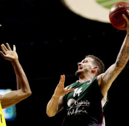 Exhibición en el Carpena ante EWE Baskets Oldenburg (108-68)