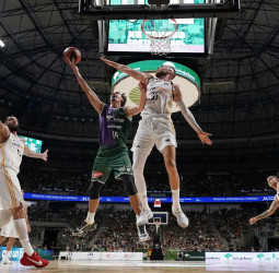 Unicaja arrasa al Real Madrid y gana el Torneo Costa del Sol (83-66)