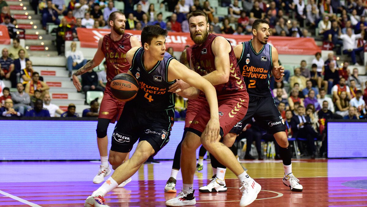 UCAM Murcia cree más y gana a un Valencia que ve amenazado el octavo puesto, 90-82