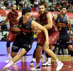 UCAM Murcia cree más y gana a un Valencia que ve amenazado el octavo puesto, 90-82