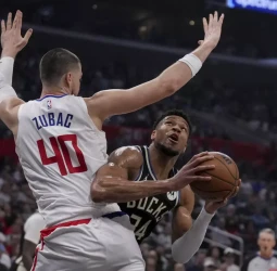 Lillard comanda la victoria de los Bucks en la cancha de los Clippers