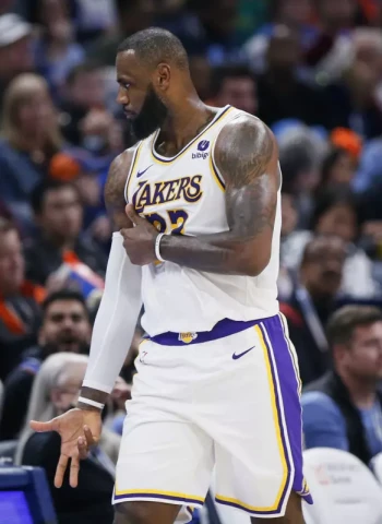 LeBron se pone serio y corta la mala racha de los Lakers