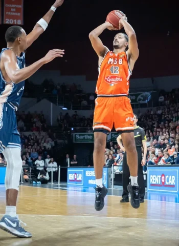 Basquet Girona negocia con William Howard