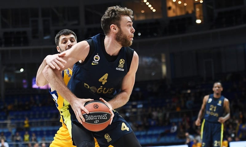 El Fenerbahce domina al Khimki con solvencia (73-64)