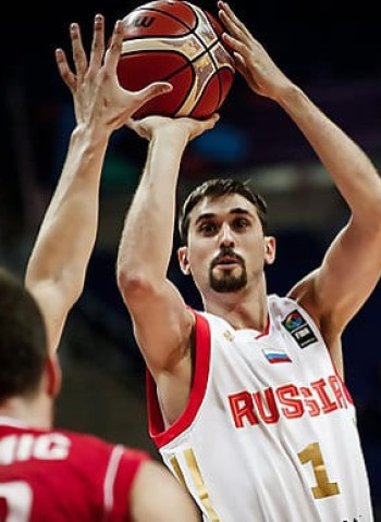 Rusia con un Shved determinante, muestra sus credenciales ante Serbia (75-72)