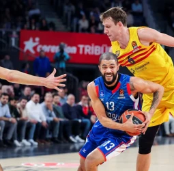 Anadolu Efes exhibe su potencial en una gran victoria sobre el Barça, 98-74