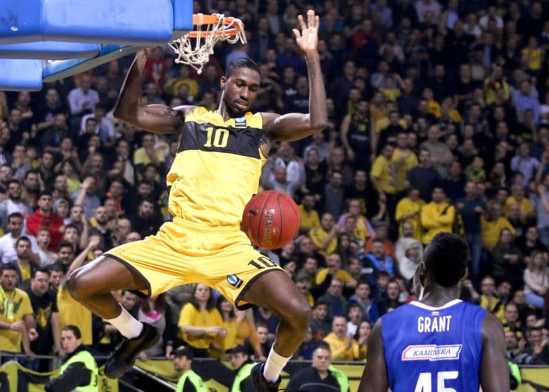 Okaro White firma con los Miami Heat