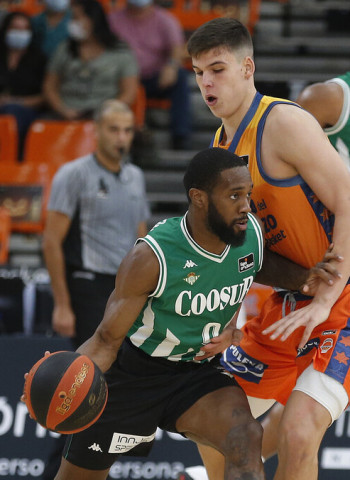 El Coosur Real Betis resucita ante un espeso Valencia Basket (81-84)