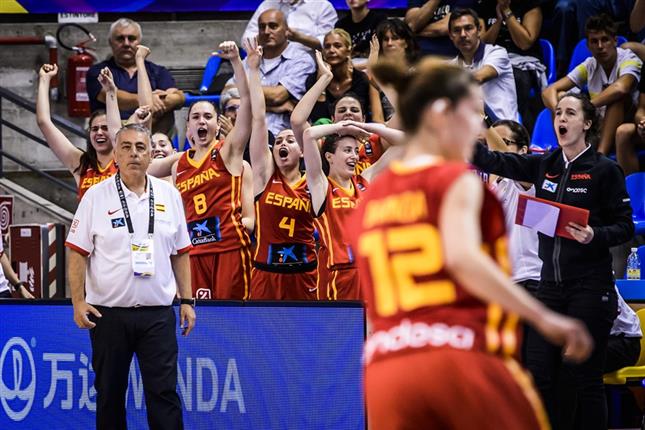 España supera los nervios y ya está en cuartos (49-59)