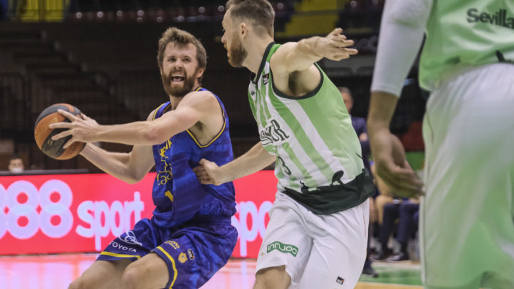 Un triunfo con valor de Playoff (69-74)