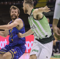 Un triunfo con valor de Playoff (69-74)