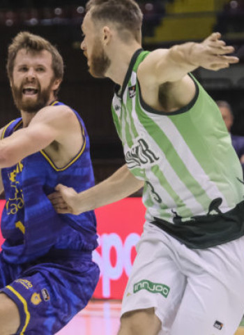 Un triunfo con valor de Playoff (69-74)