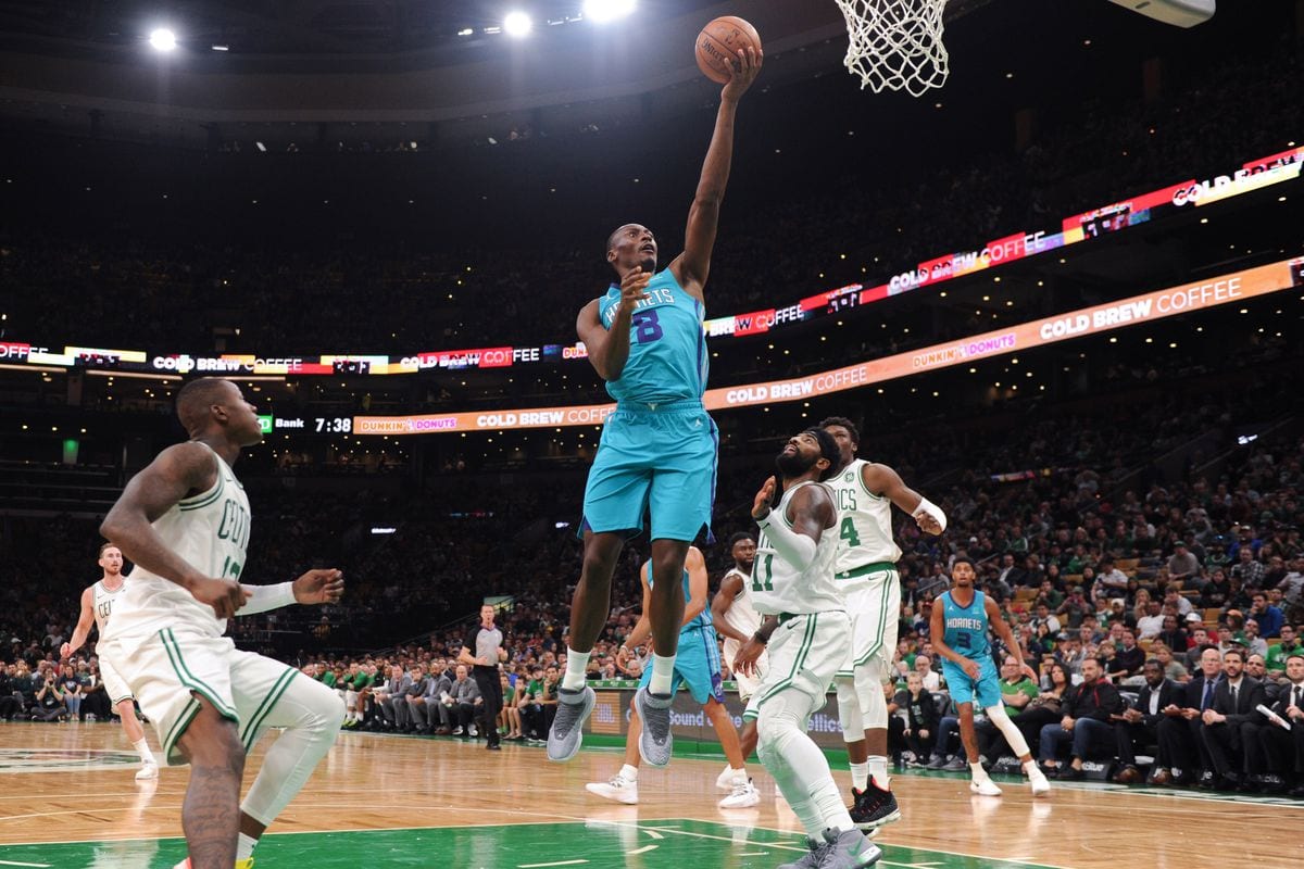 Biyombo ejerce su opción de jugador para ampliar el contrato un año más