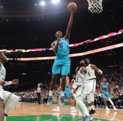 Biyombo ejerce su opción de jugador para ampliar el contrato un año más