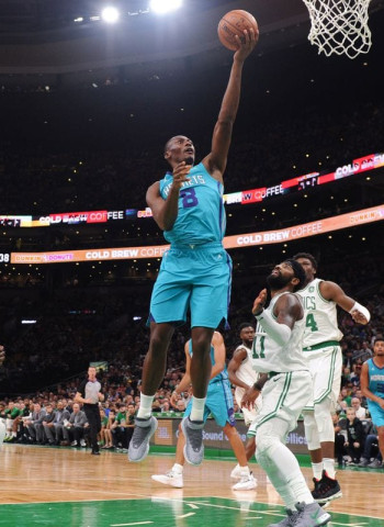 Biyombo ejerce su opción de jugador para ampliar el contrato un año más