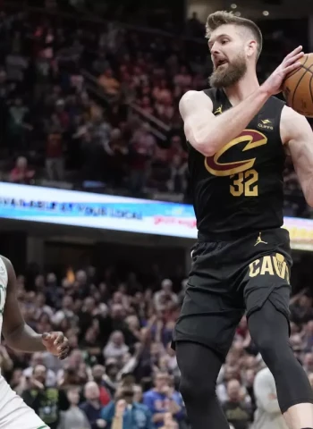 Dean Wade corta la racha victoriosa de los Boston Celtics