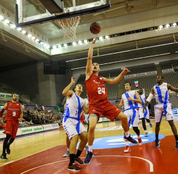 Tecnyconta Zaragoza no culmina la remontada en su debut en Granada (81-76)
