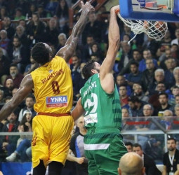 A una jornada para el final en Grecia Olympiacos y Panathinaikos mantienen el coliderato