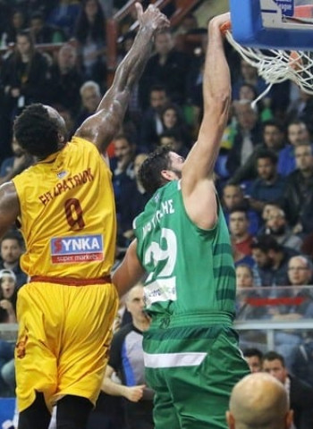 A una jornada para el final en Grecia Olympiacos y Panathinaikos mantienen el coliderato