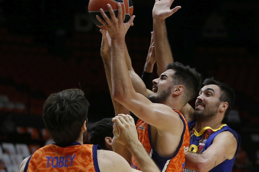 Primera derrota en la EuroLeague del Valencia Basket ante el FC Barcelona (66-71)