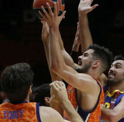 Primera derrota en la EuroLeague del Valencia Basket ante el FC Barcelona (66-71)