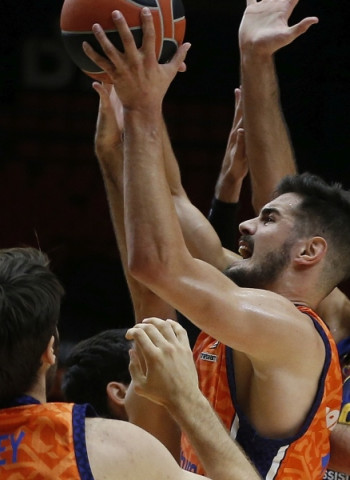 Primera derrota en la EuroLeague del Valencia Basket ante el FC Barcelona (66-71)