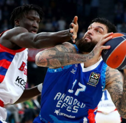 Anadolu Efes desinfla a Baskonia en Estambul, 92-76