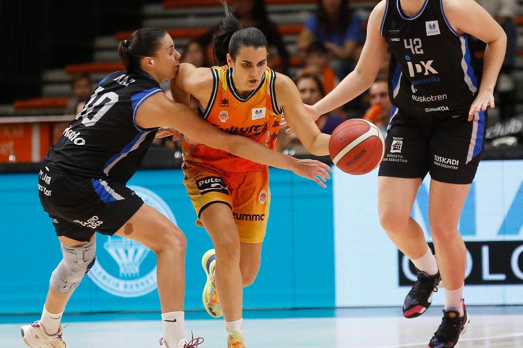 Demostración de carácter de Perfumerías Avenida y Valencia Basket