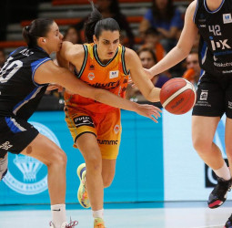 Demostración de carácter de Perfumerías Avenida y Valencia Basket