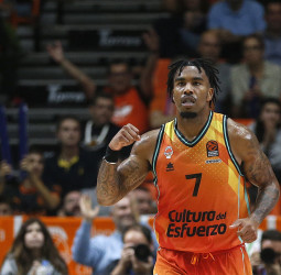 El Valencia Basket va con todo para intentar renovar a Chris Jones