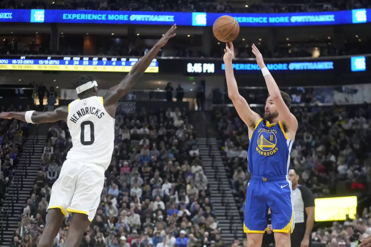 Klay Thompson sacó su fusil desde el banquillo