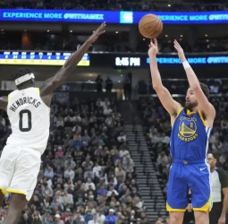 Klay Thompson sacó su fusil desde el banquillo