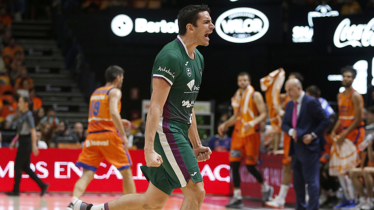 Golpe en la mesa del Unicaja en La Fonteta (63-79)