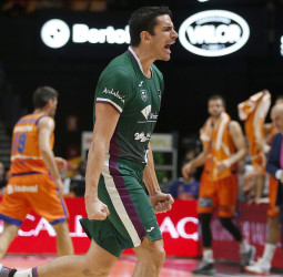 Golpe en la mesa del Unicaja en La Fonteta (63-79)