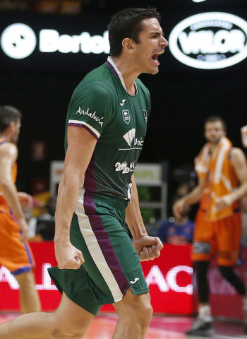 Golpe en la mesa del Unicaja en La Fonteta (63-79)