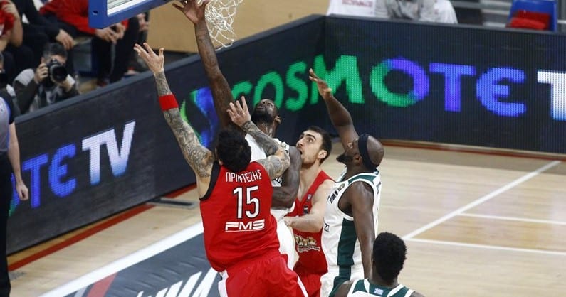 Panathinaikos se lleva el clásico griego y Fenerbahçe cae en una jornada de ligas domésticas muy movida