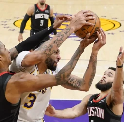 Anthony Davis marca la diferencia ante los Rockets