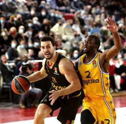 El Mónaco vence al Maccabi para terminar el 2021 con una nota alta (82-76)