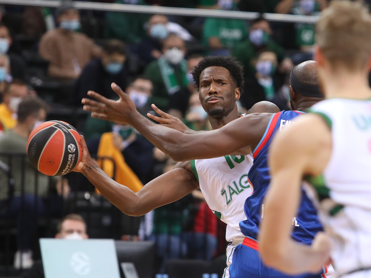 El Zalgiris se mantiene invicto arrasando al Anadolu Efes (89-73)