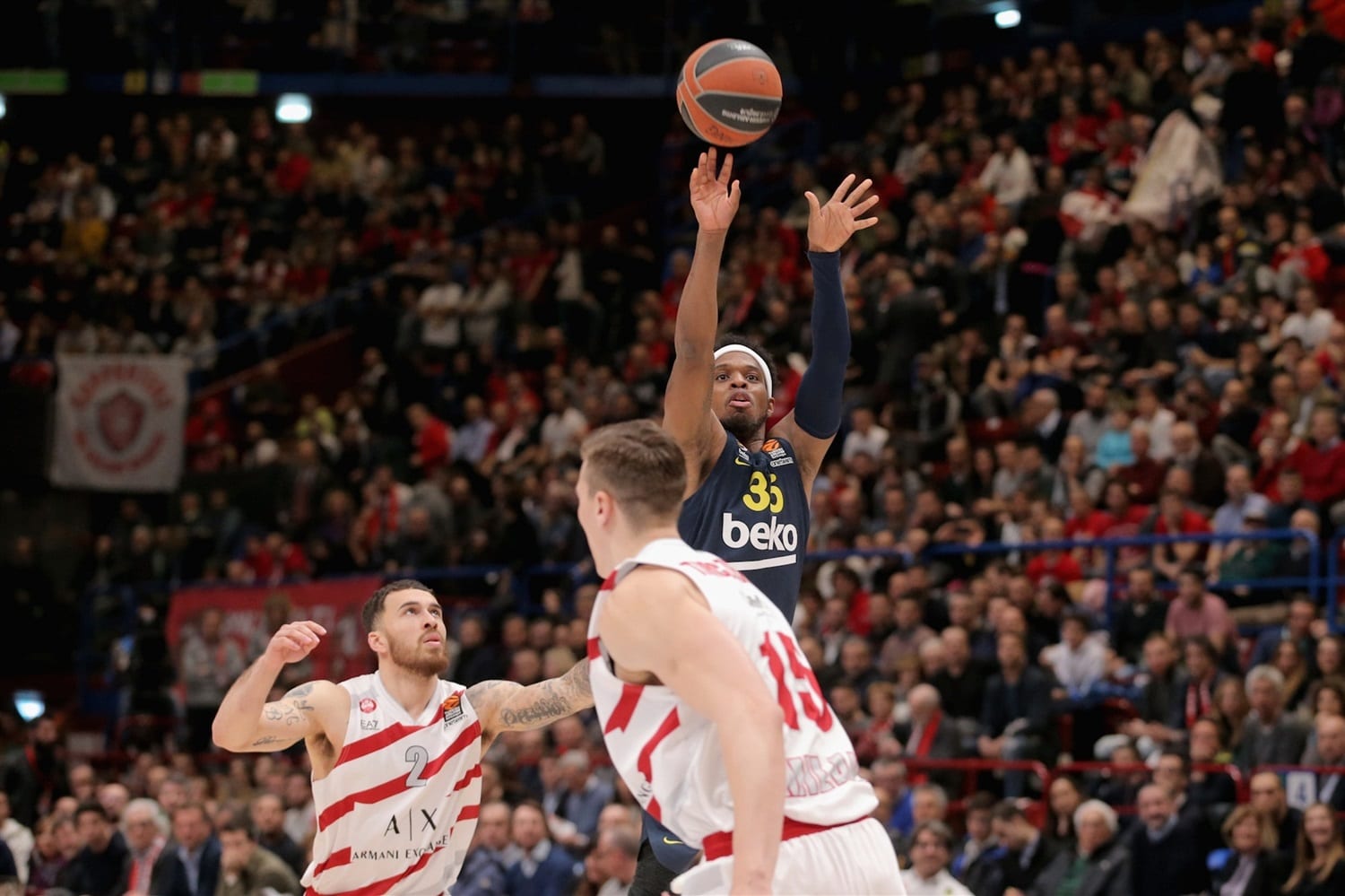 El Fenerbahce le complica la vida al Armani Milán (90-104)