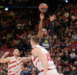 El Fenerbahce le complica la vida al Armani Milán (90-104)