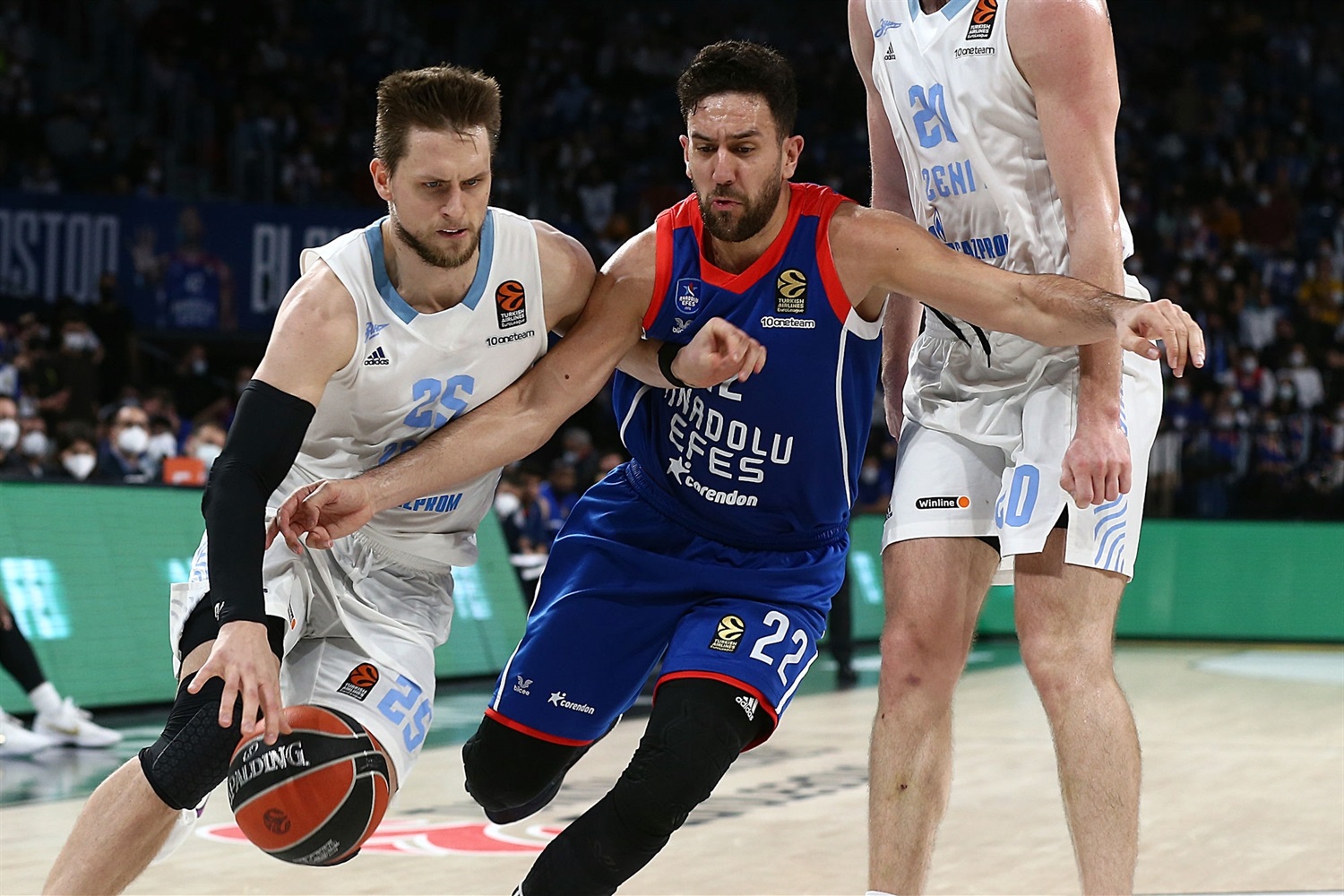 El Zenit se impone desde la larga distancia al Efes (79-90)