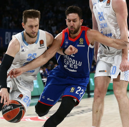 El Zenit se impone desde la larga distancia al Efes (79-90)