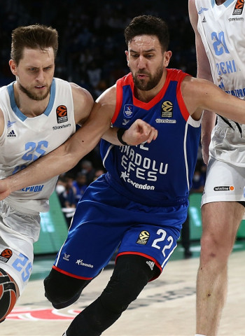 El Zenit se impone desde la larga distancia al Efes (79-90)