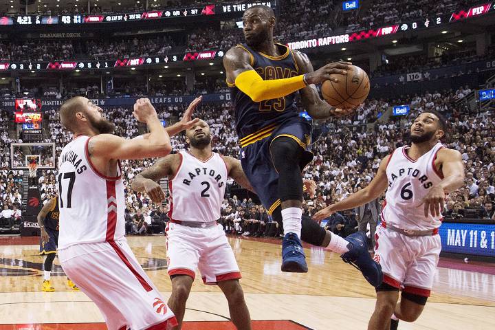[3-0] LeBron pone a los Raptors al borde de la eliminación (115-94)