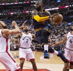 [3-0] LeBron pone a los Raptors al borde de la eliminación (115-94)