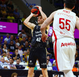 El Lenovo Tenerife tira de oficio para imponerse al Baxi Manresa (100-87)