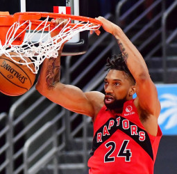 Anadolu Efes y Estrella Roja esperan la decisión de Khem Birch